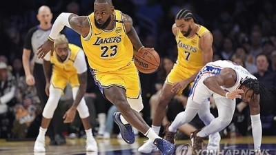 [NBA] '르브론 제임스 트리플더블' LA레이커스, 필라델피아 격파하고 연패 탈출